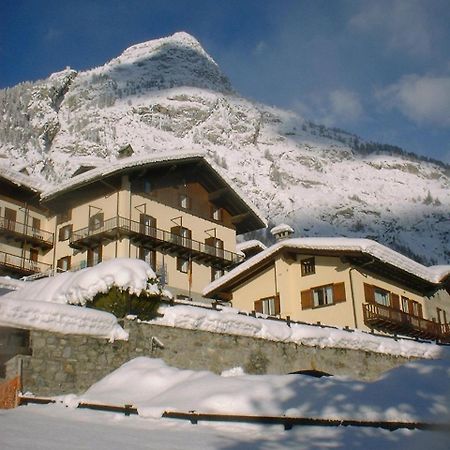 Hotel Ottoz Meuble Courmayeur Bagian luar foto
