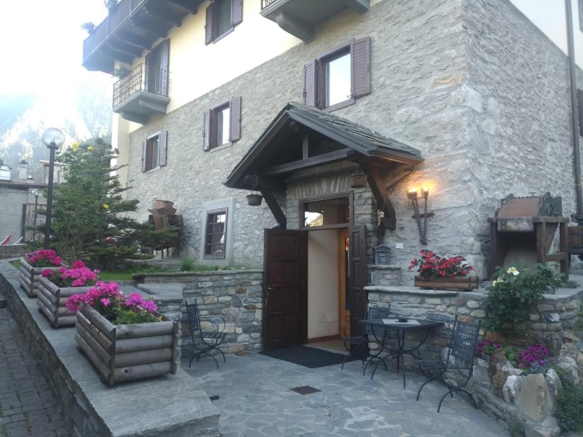 Hotel Ottoz Meuble Courmayeur Bagian luar foto
