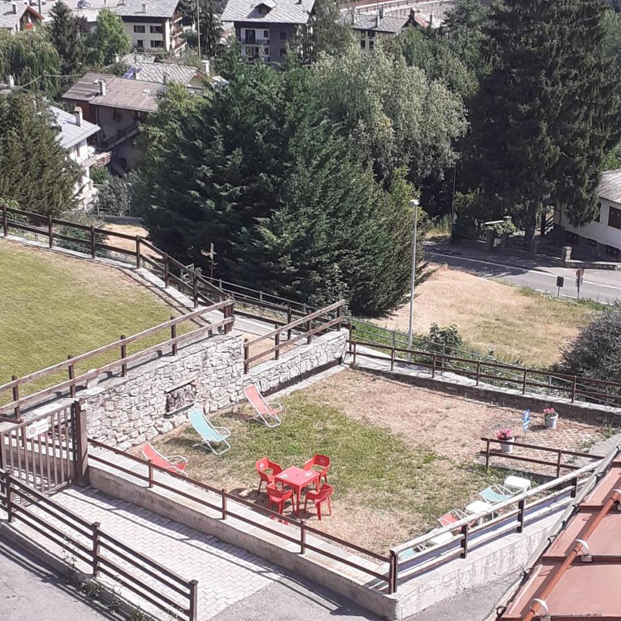 Hotel Ottoz Meuble Courmayeur Bagian luar foto