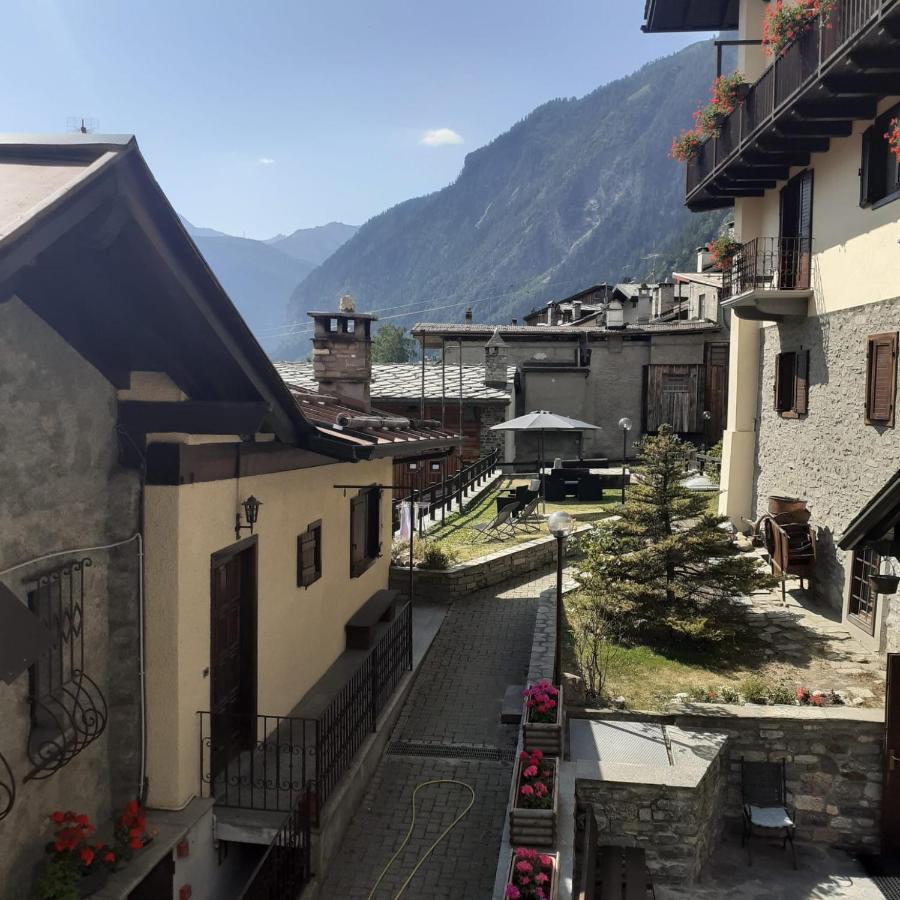 Hotel Ottoz Meuble Courmayeur Bagian luar foto