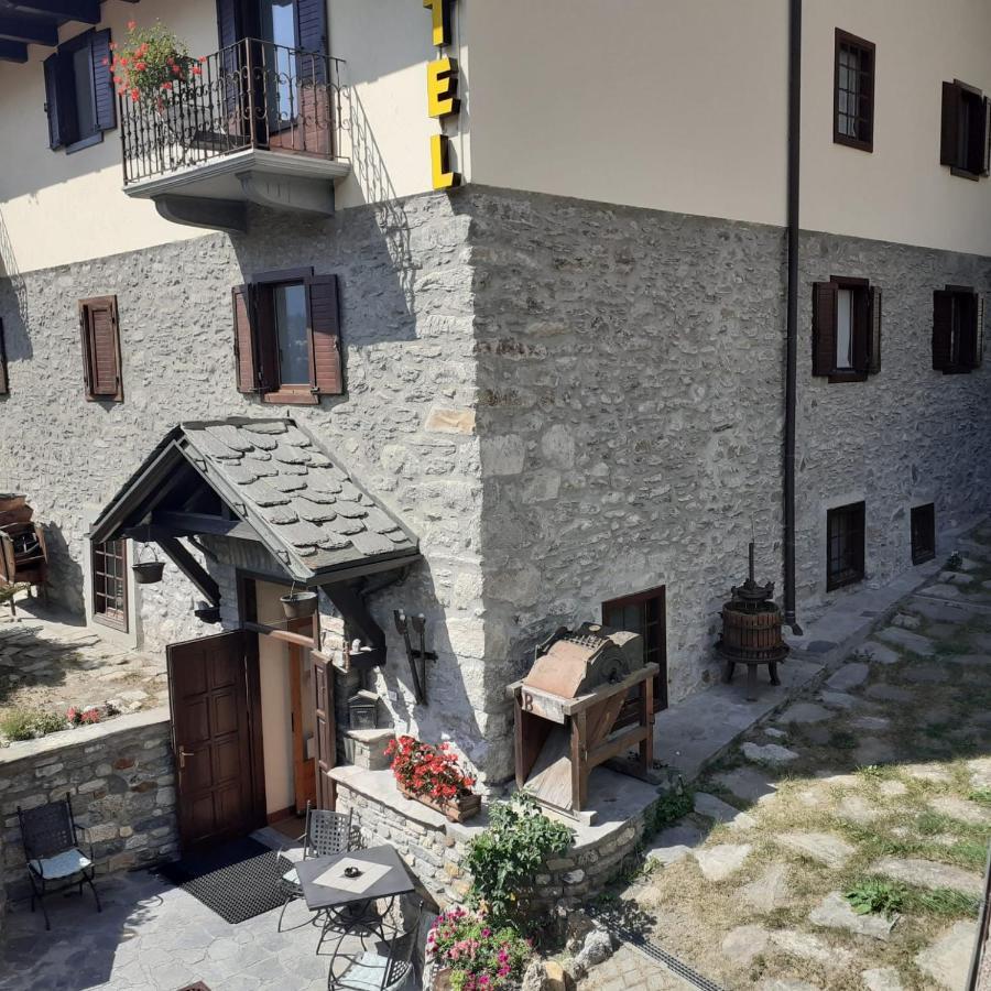 Hotel Ottoz Meuble Courmayeur Bagian luar foto