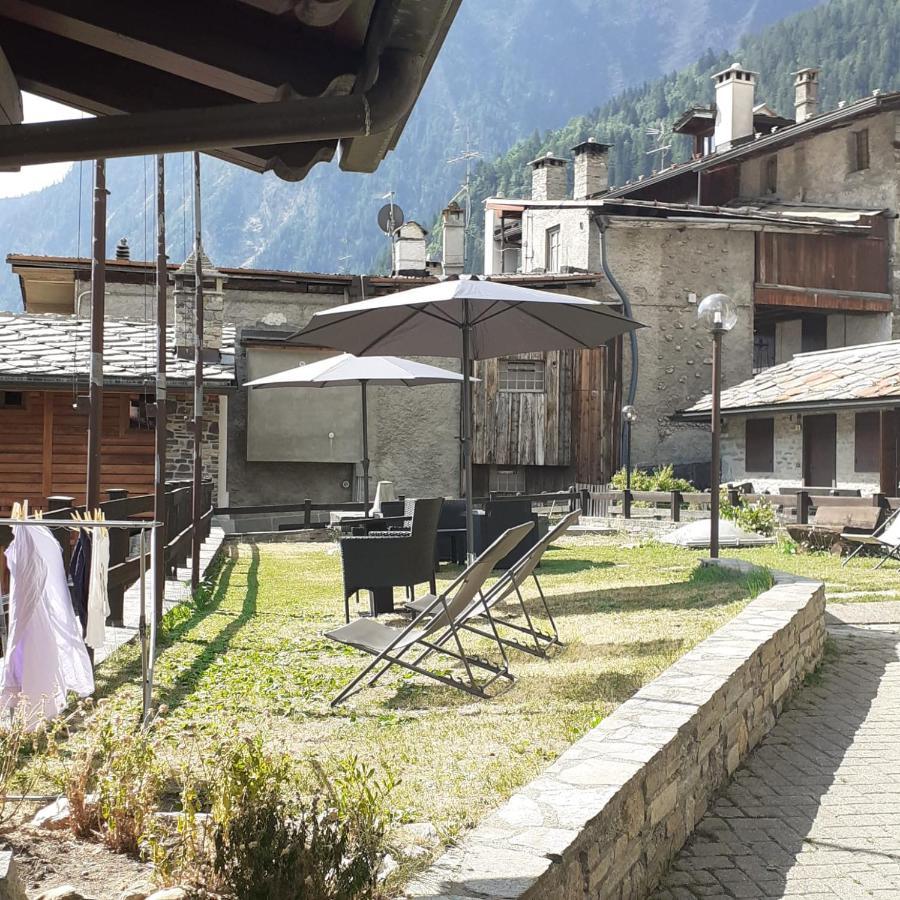 Hotel Ottoz Meuble Courmayeur Bagian luar foto