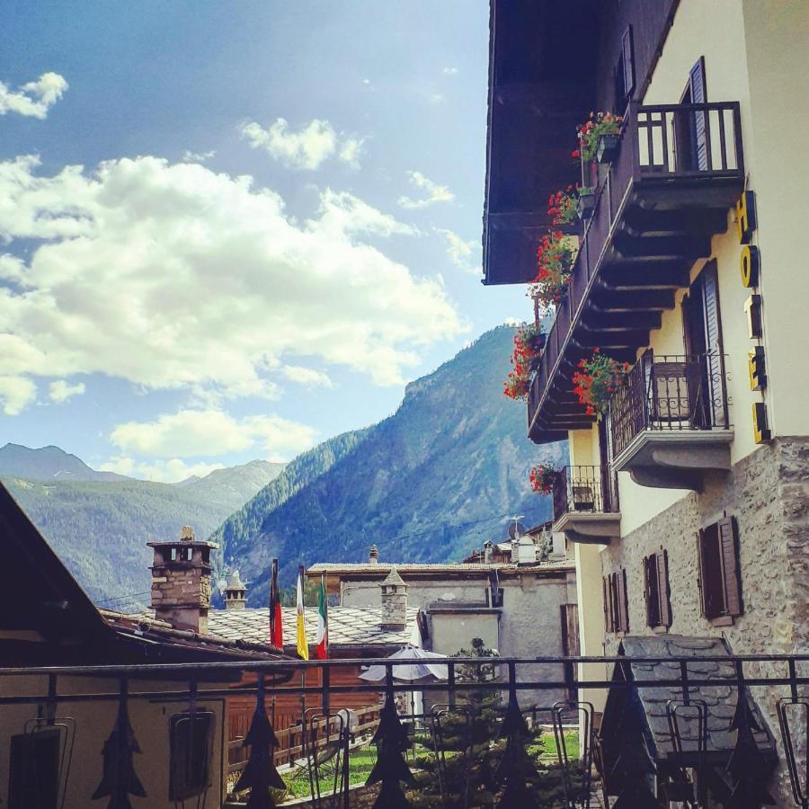 Hotel Ottoz Meuble Courmayeur Bagian luar foto