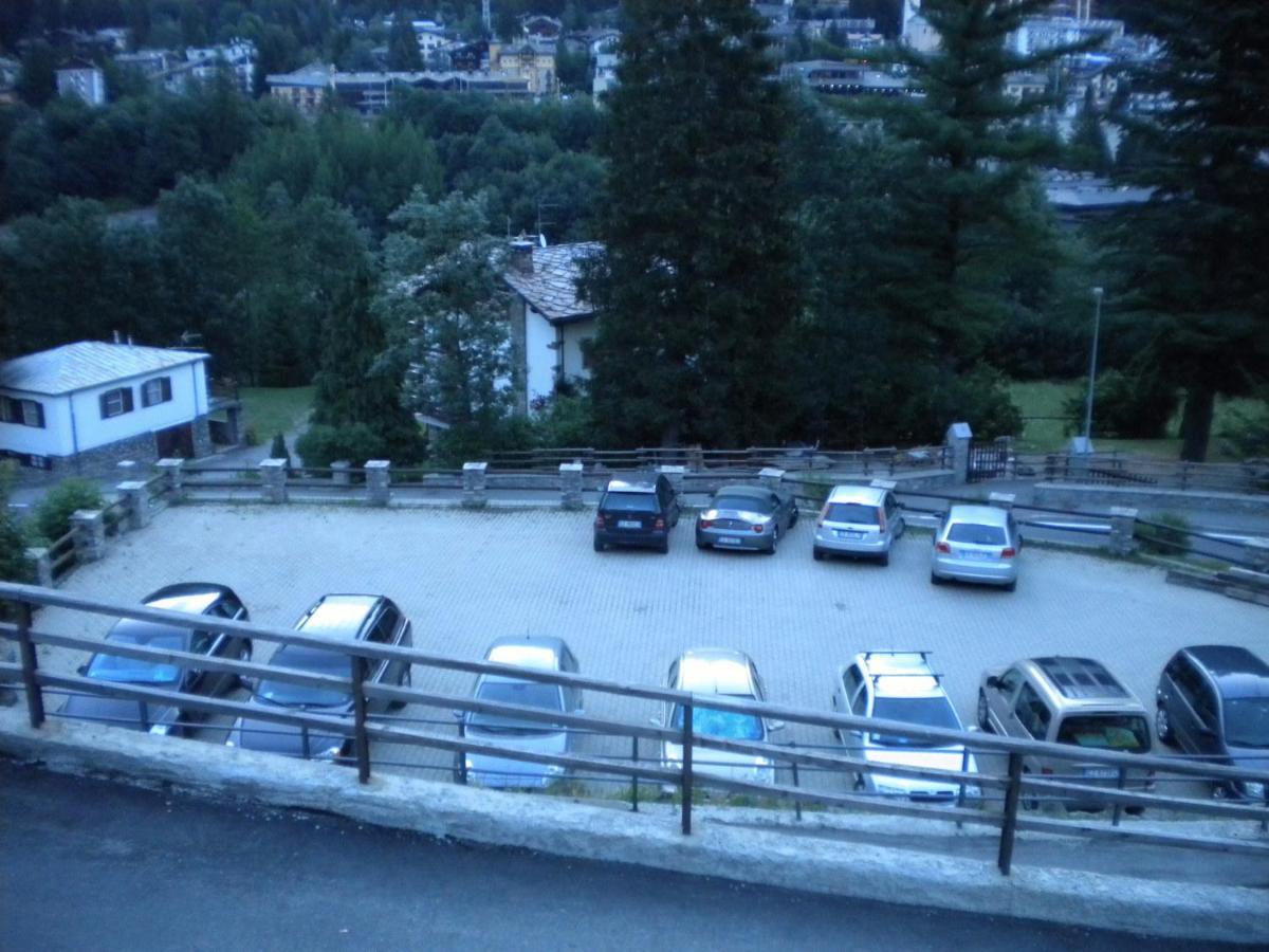 Hotel Ottoz Meuble Courmayeur Bagian luar foto