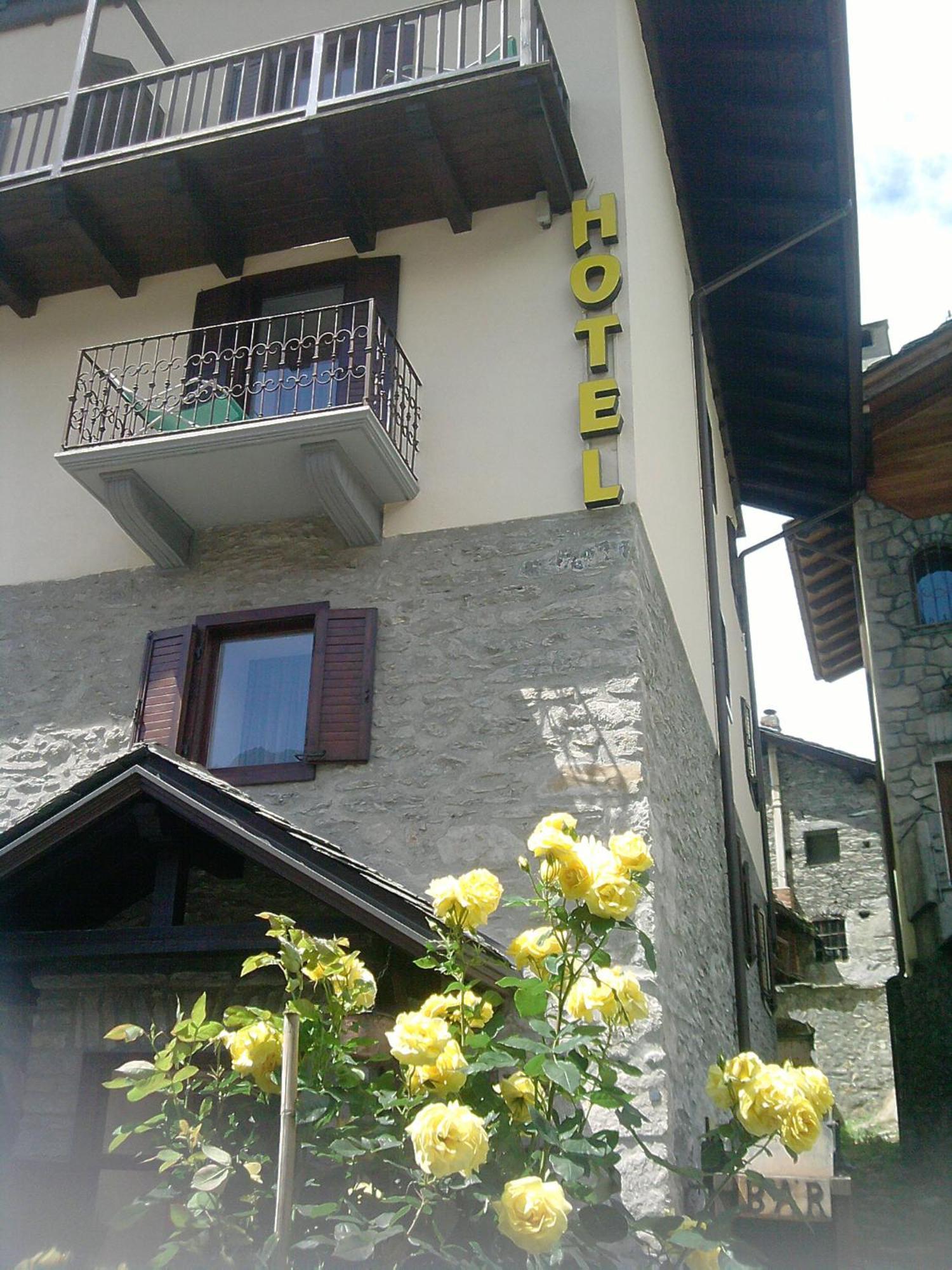 Hotel Ottoz Meuble Courmayeur Bagian luar foto