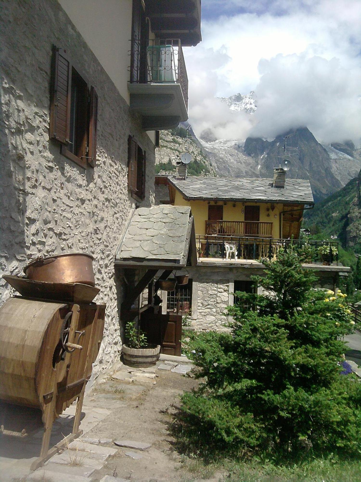 Hotel Ottoz Meuble Courmayeur Bagian luar foto