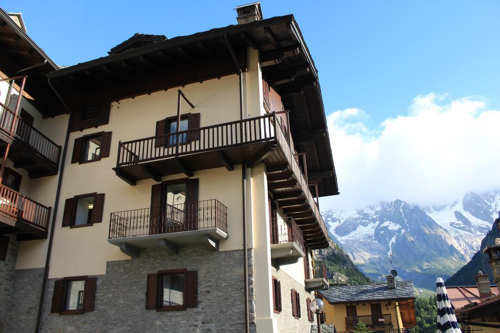 Hotel Ottoz Meuble Courmayeur Bagian luar foto