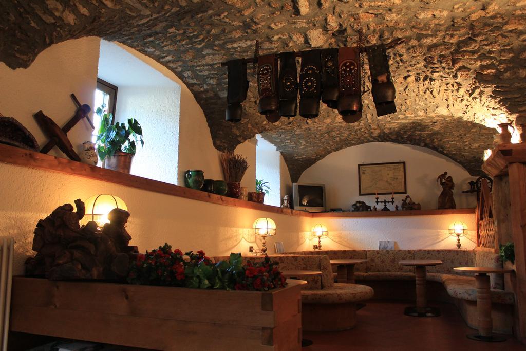 Hotel Ottoz Meuble Courmayeur Bagian luar foto