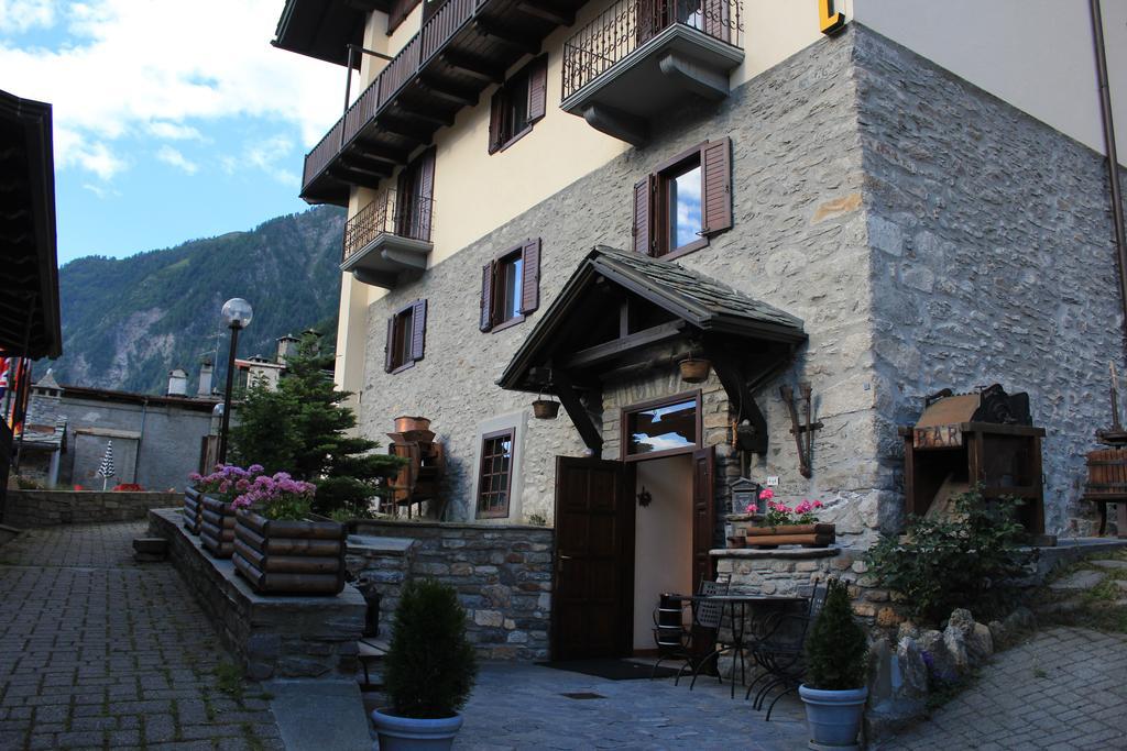 Hotel Ottoz Meuble Courmayeur Bagian luar foto