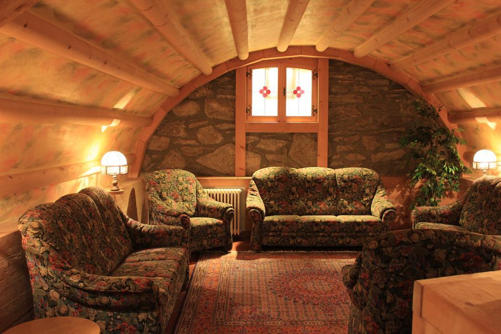 Hotel Ottoz Meuble Courmayeur Bagian luar foto