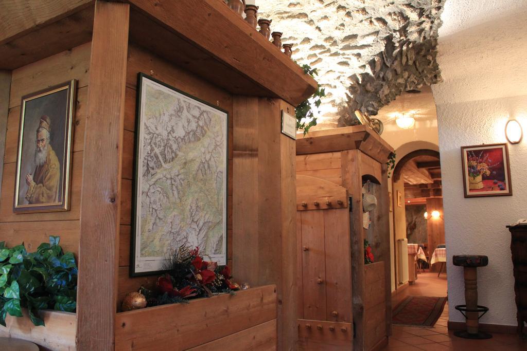 Hotel Ottoz Meuble Courmayeur Bagian luar foto