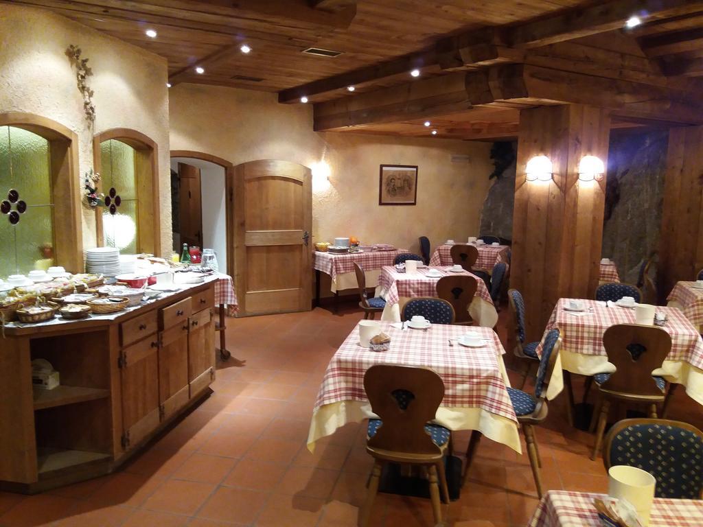 Hotel Ottoz Meuble Courmayeur Bagian luar foto