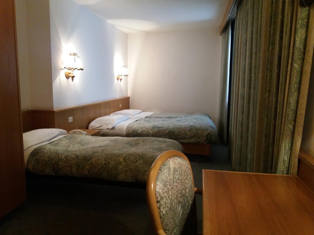 Hotel Ottoz Meuble Courmayeur Bagian luar foto