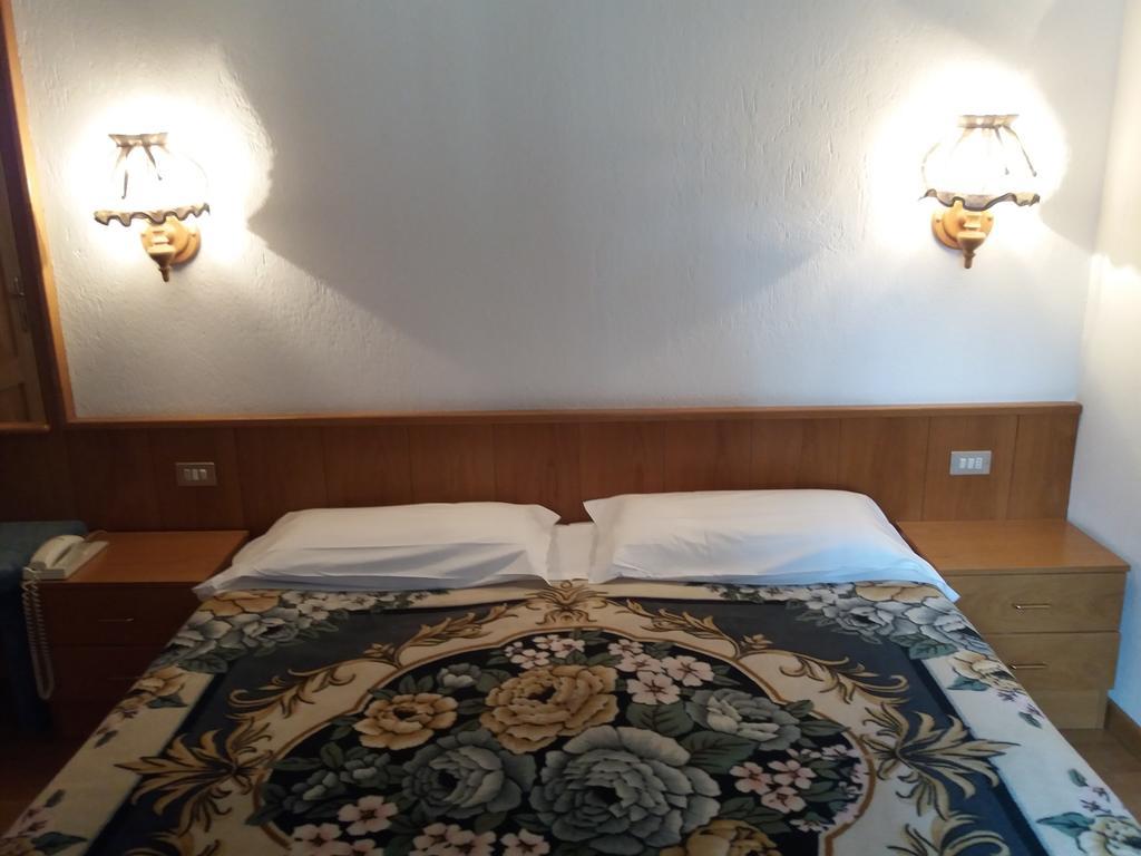 Hotel Ottoz Meuble Courmayeur Bagian luar foto