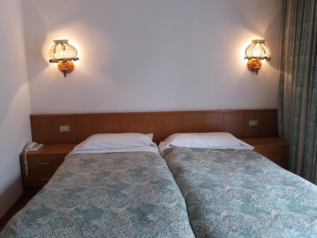 Hotel Ottoz Meuble Courmayeur Bagian luar foto