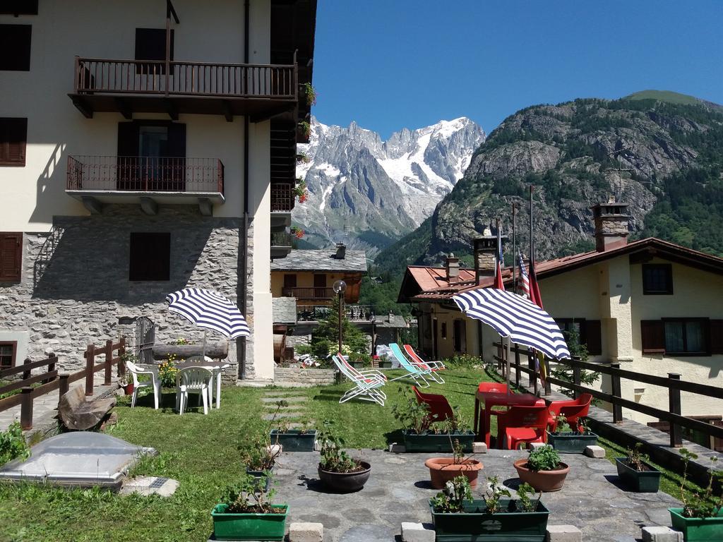 Hotel Ottoz Meuble Courmayeur Bagian luar foto