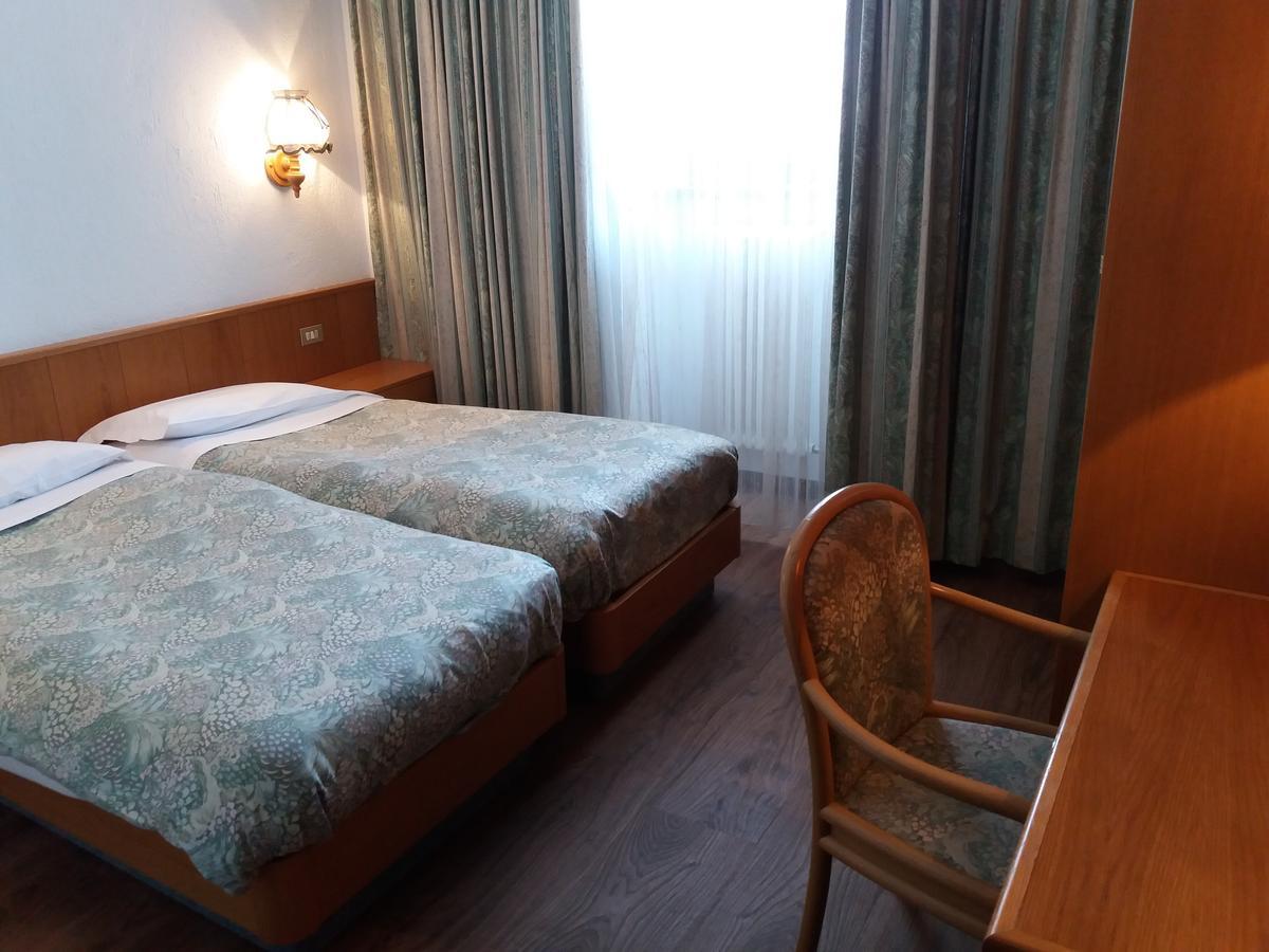 Hotel Ottoz Meuble Courmayeur Bagian luar foto