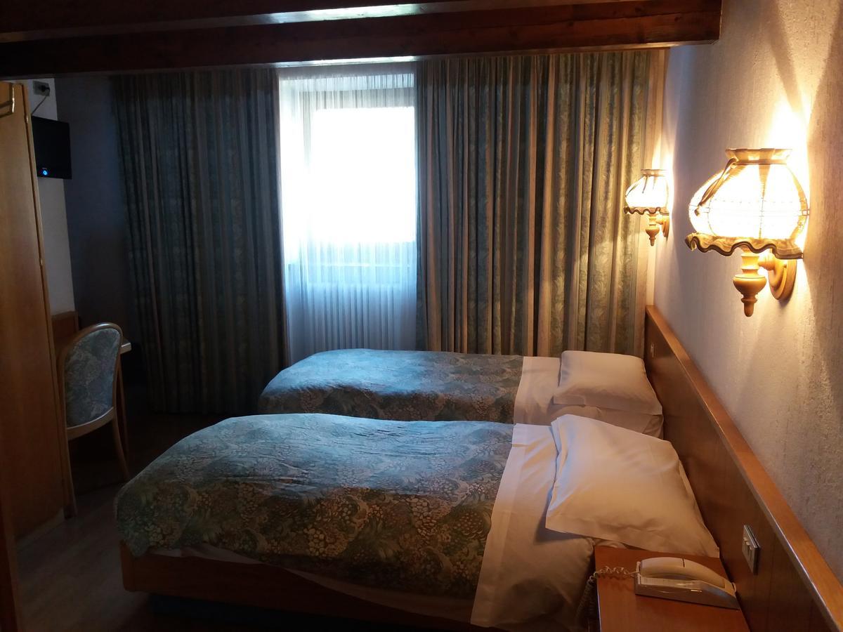 Hotel Ottoz Meuble Courmayeur Bagian luar foto