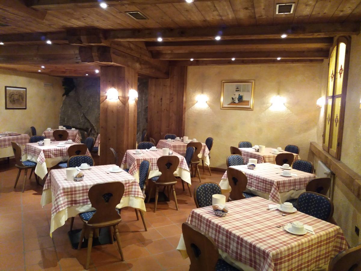 Hotel Ottoz Meuble Courmayeur Bagian luar foto
