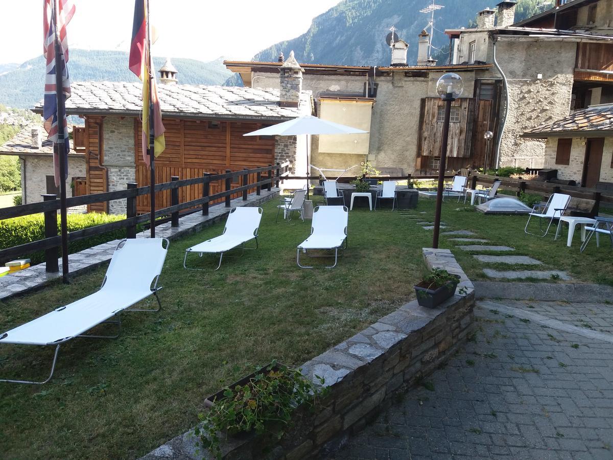 Hotel Ottoz Meuble Courmayeur Bagian luar foto