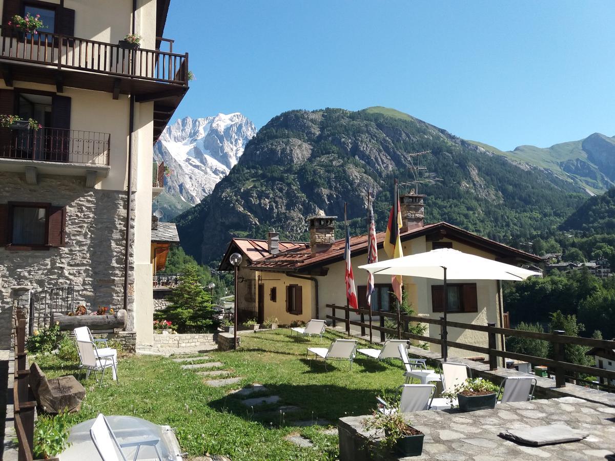 Hotel Ottoz Meuble Courmayeur Bagian luar foto