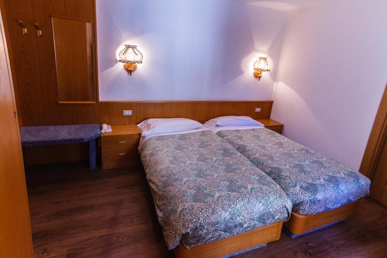 Hotel Ottoz Meuble Courmayeur Bagian luar foto