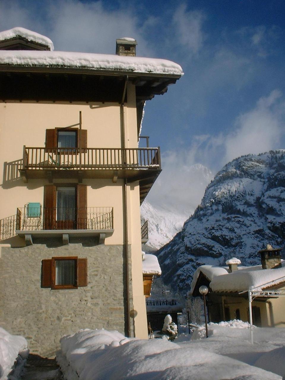 Hotel Ottoz Meuble Courmayeur Bagian luar foto