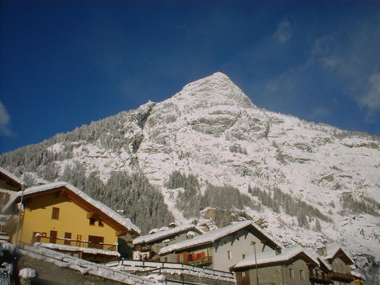 Hotel Ottoz Meuble Courmayeur Bagian luar foto