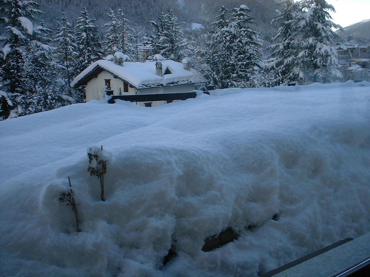 Hotel Ottoz Meuble Courmayeur Bagian luar foto