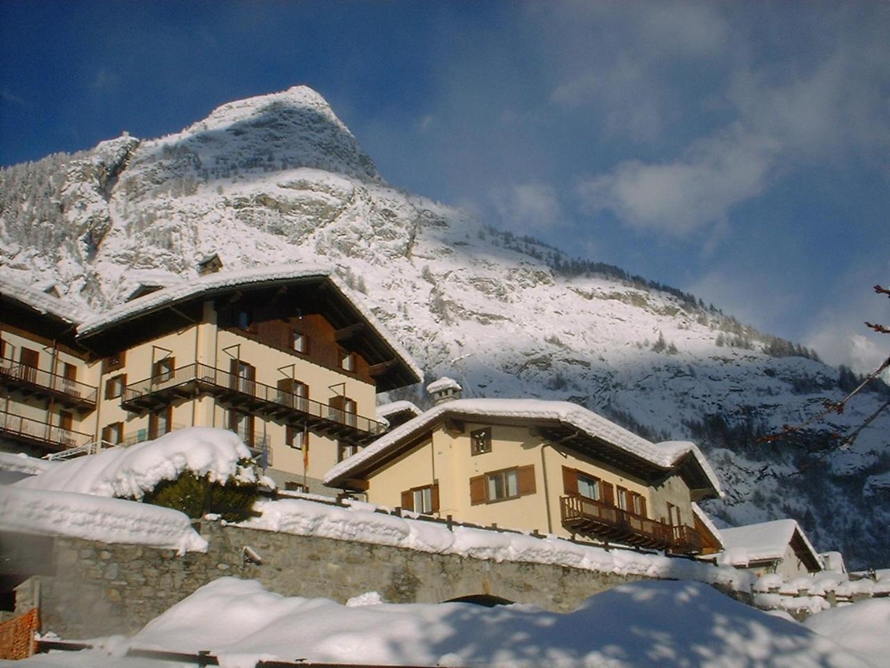 Hotel Ottoz Meuble Courmayeur Bagian luar foto