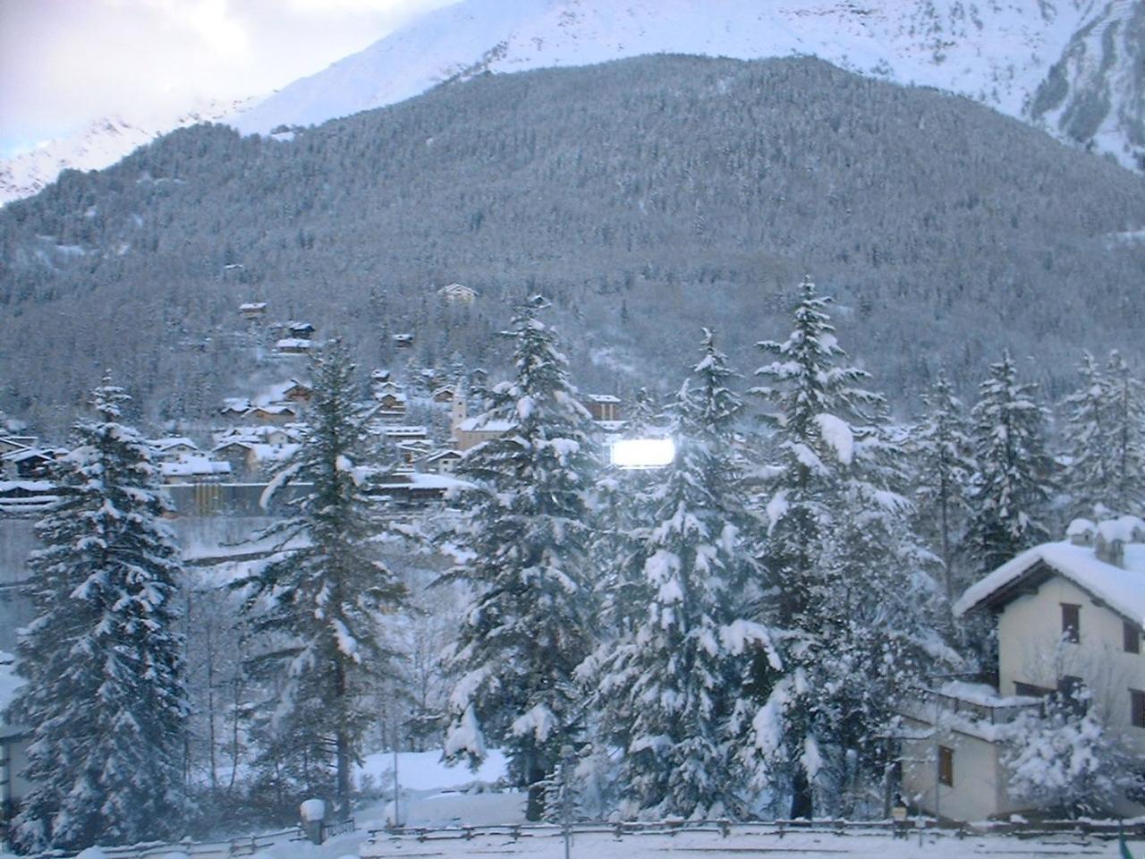 Hotel Ottoz Meuble Courmayeur Bagian luar foto