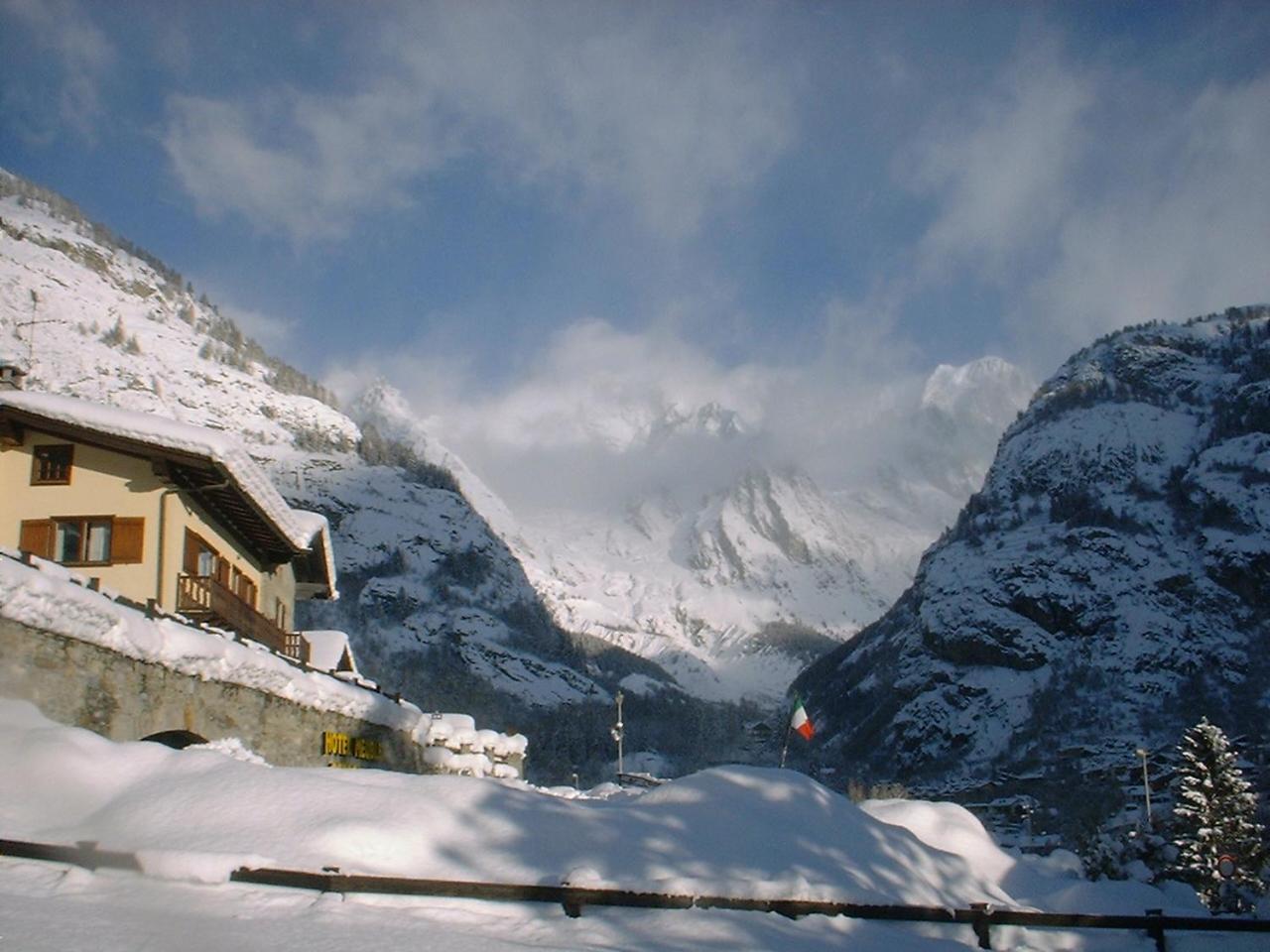 Hotel Ottoz Meuble Courmayeur Bagian luar foto