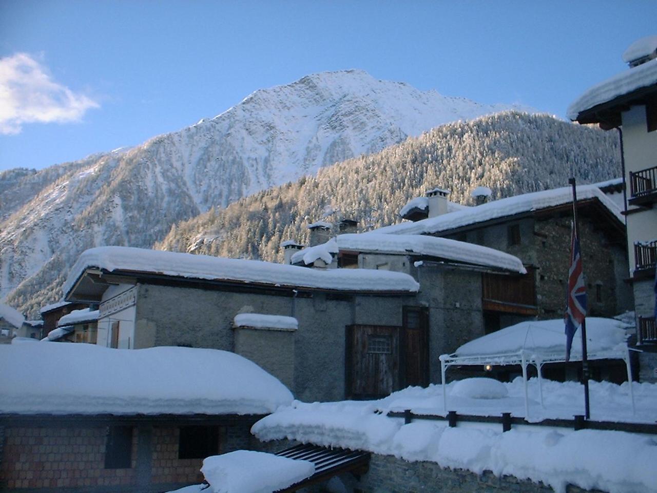 Hotel Ottoz Meuble Courmayeur Bagian luar foto